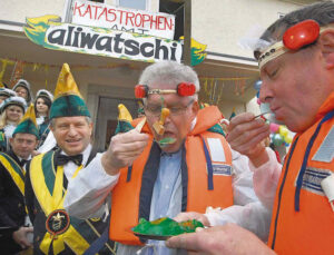 Für Amtsdirektor Manfred Drews (Mitte) und Bürgermeister Gottfried Heinicke (r.) gab es göttliche Götterspeise und vollkommene Getränke bei der Saisoneröffnung in Plessa. Foto: Veit Rösler/vrs1