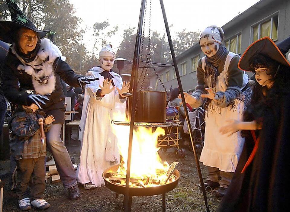 Diese Hexen hatten vor einem Jahr am Lagerfeuer für Halloween-Gruselstimmung gesorgt. Archivfoto: Rösler/vrs1