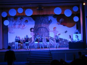 Schülerinnen des Elsterschloss-Gymnasiums bei ihrem Auftritt