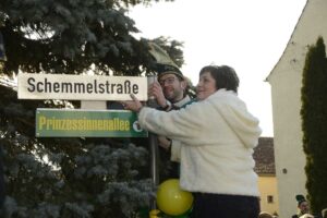 Das Prinzenpaar widmet die Schemmelstraße in Prinzessinnenallee um